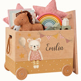 Personalisierte Spielzeugkiste aus Holz mit Namen – Bär Rosa mit Krone & Luftballon