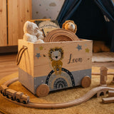 Personalisierte Spielzeugkiste aus Holz mit Namen – Löwe Blau & Regenbogen