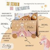 Personalisierte Spielzeugkiste aus Holz mit Namen – Hase auf Regenbogen